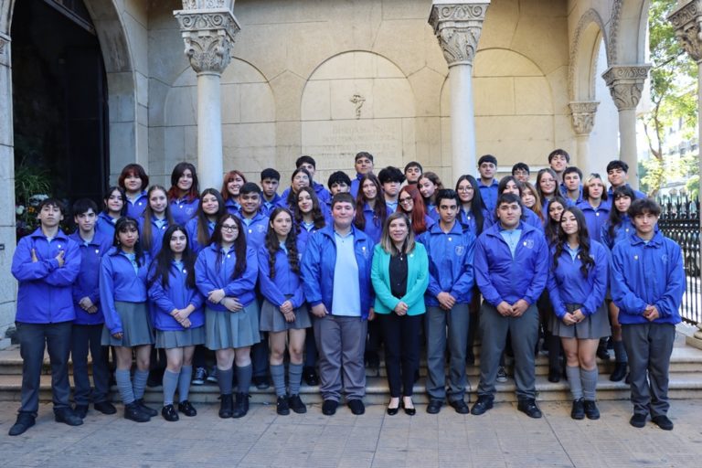 Entrega de Insignias a estudiantes de IV Medio