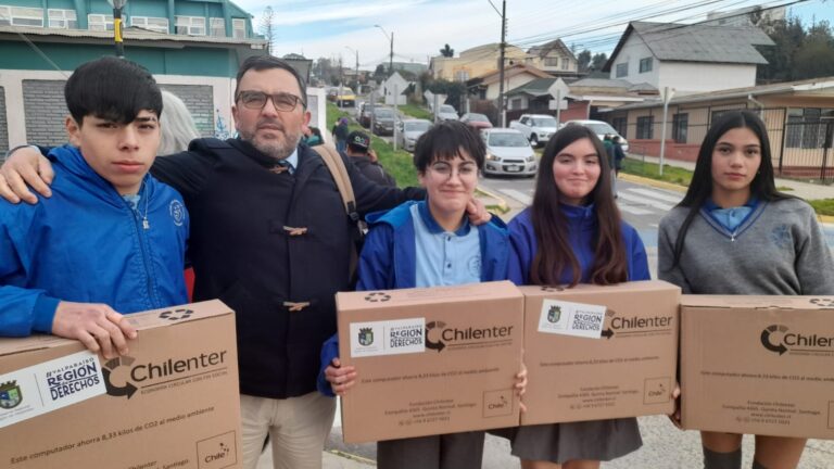 Cuatro estudiantes de nuestro colegio recibieron Notebooks